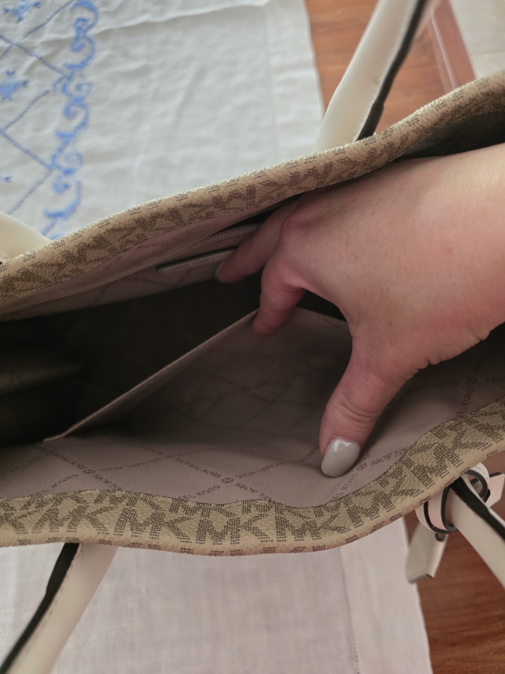 Michael Kors Jet Set Tote in Beige Logo Print with Cream Trim - Picture 6 of 6